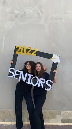 Wall Decoration For College Fest, Farwell Idea For School Decoration, Senior Photo Frame Ideas, Senior Frame Ideas, Farewell Party Ideas Decoration Friends, Farewell Art Ideas, Seniors Farewell Ideas, Farewell Decoration Idea, Selfie Point Ideas For School Farewell