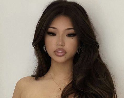 Baddie Korean Makeup, Classic Elegant Makeup, Filipino Face Claim Female, Dark Latina Makeup, Latina 2000s Makeup, Asian Baddie Pfp, 90s Asian Baddie Makeup, Make Up Looks For Round Face, Pale Skin Dark Features