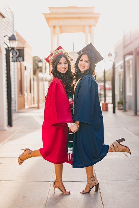 Graduation Picture Poses With Family, Poses Prom, Graduation Pictures High School, Cap And Gown Pictures, Nursing Graduation Pictures, Grad Poses, College Graduation Pictures Poses, College Graduation Photoshoot, Graduation Pic