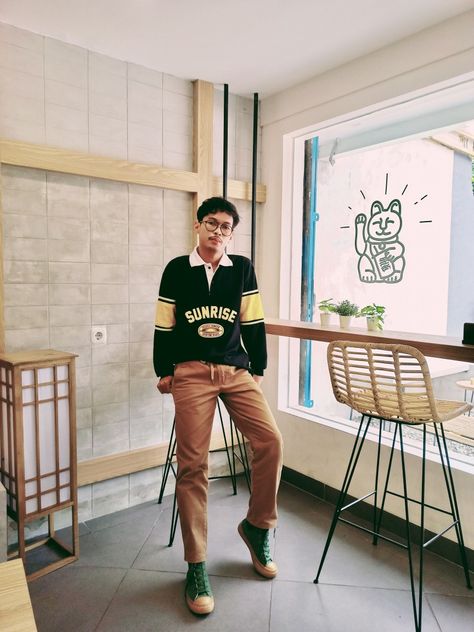 Chill at coffee shop #weekendvibes Coffee Shop Outfit Men, Men Street Styles, Coffee Shop Outfit, At Coffee Shop, Men Streetstyle, Men Street, Weekend Vibes, Mens Street Style, Street Styles