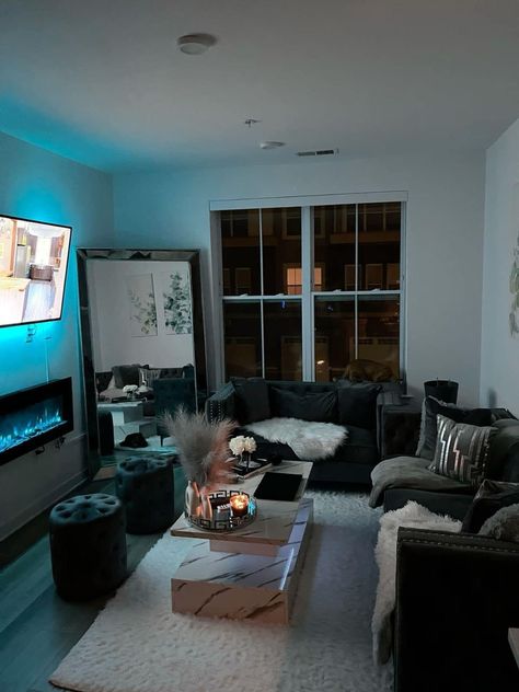 Living Room Designs First Apartment, Aesthetic Living Room Ideas Small Spaces, New York Living Room Aesthetic, Apartment For Couples Living Together, Darker Living Room Ideas, First Apartment Black Woman, Small Living Room Ideas Black, Apartment Kitchen Living Room Combo, 1 Bedroom Apartment Decor Living Room