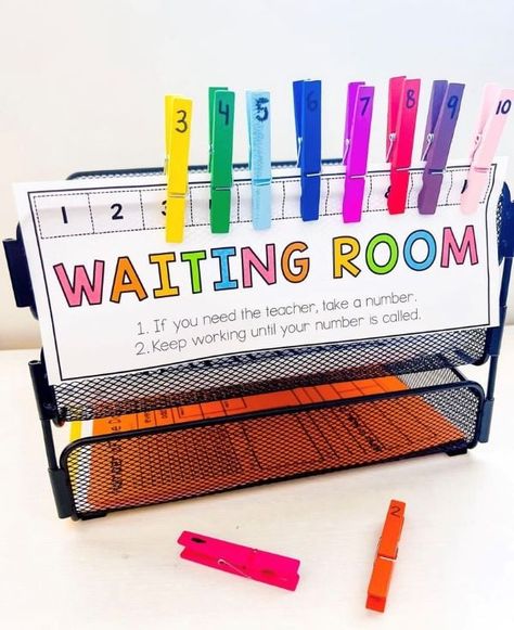 Teaching Classroom Decor, Teachers Room, Classroom Hacks, Teacher Must Haves, Elementary Learning, Elementary Classroom Decor, Classroom Organisation, Teacher Desk, Classroom Behavior