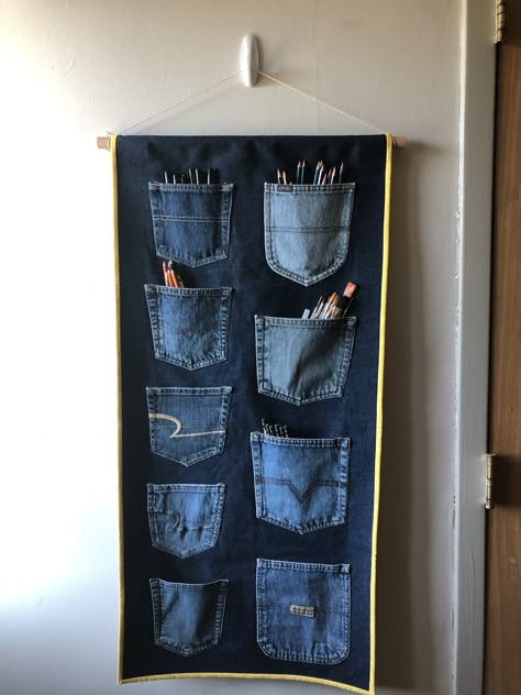 Recycled Jeans Projects Diy, Upcycle Old Clothes Diy, Scrap Denim Projects, Old Denim Jeans Upcycle, Denim Ideas Recycling, Old Jeans Recycle Ideas, Crochet Jeans Bag, Old Clothes Diy Upcycling, Recycling Old Clothes