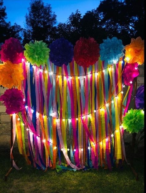 Mexican Birthday Parties, Encanto Party, Mexican Party Decorations, Office Candy, Mexican Fiesta Party, Fest Temaer, Fiesta Birthday Party, Mexican Birthday, Den Mrtvých