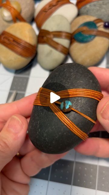 Rock Tying Diy, Diy Wrapped Rocks, Leather Wrapped Rocks Tutorial, Weaving Around Rocks, Diy Rock Wrapping, Stone Wrapping Tutorial How To Make, How To Wrap Stones, Rock Wrapping Diy, Wrapped Rocks Tutorial