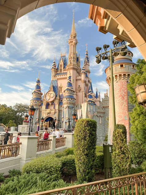 Perfect 4 Day Itinerary for Walt Disney World in Florida - Disney Usa, Disney Florida, Disney Photo Ideas, A Group Of Friends, Disney World Florida, Disney Day, Disney Photos, Summer Bucket Lists, Group Of Friends