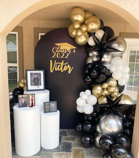 @laurasballoondecorations shared a photo on Instagram: “Class of 2022 👨🏻‍🎓🎓🎉 #laurasballoondecorations #classof2022 #graduationballoons #graduationparty #balloondecor #balloondecorations…” • Jun 7, 2022 at 7:27pm UTC Graduation Party Photo Booth, Law School Graduation Party, Graduation Party Pictures, Homemade Birthday Gifts, Graduation Party Backdrops, Instagram Class, College Grad Party, Backyard Graduation Party, Trunk Party