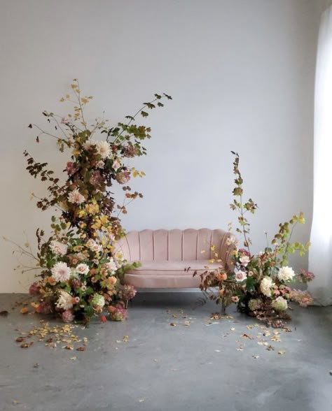 Wedding Backdrop With Sofa, Studio Floral Photoshoot, Flower Studio Photoshoot, Spring Minis Photography, Wedding Photobooth Backdrop, Mother Day Photoshoot Mini Sessions, Mother Day Photoshoot, Spring Photo Backdrop, Photography Studio Decor