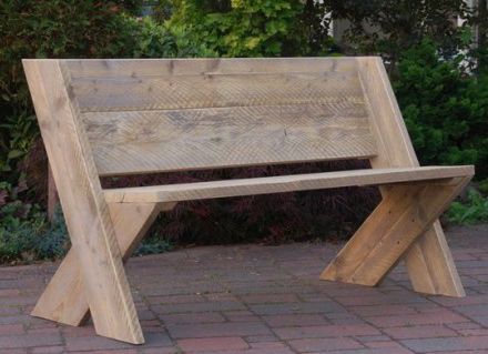 Here are a couple of DIY benches that would provide casual and attractive seating indoors or outdoors. They would be easy to make, yet they are very good looking with timeless designs.  You could buil Garden Diy Furniture, Simple Benches, Wooden Benches, Wooden Garden Benches, Diy Garden Furniture, Pallet Outdoor, Diy Bench, Diy Holz, Pallet Furniture Outdoor