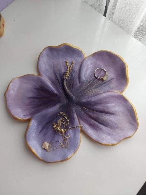 Clay Plates Flower, Cute Clay Ideas Aesthetic, Flower Air Dry Clay, Diy Clay Plate, Clay Hibiscus Flower, Ceramics Slab Ideas, Clay Ideas Plate, Slab Clay Ideas, Jewelry Plate Clay