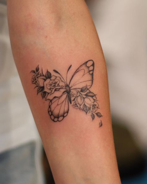 101 Best Rose And Butterfly Tattoo Ideas That Will Blow Your Mind! - Outsons Half Flower Half Butterfly Tattoo, Butterfly Tattoo Black And White, Rose And Butterfly Tattoo, Half Butterfly, Butterfly Tattoo Ideas, Best Rose, Rose Tattoos For Women, Small Butterfly Tattoo, Butterfly Tattoos For Women