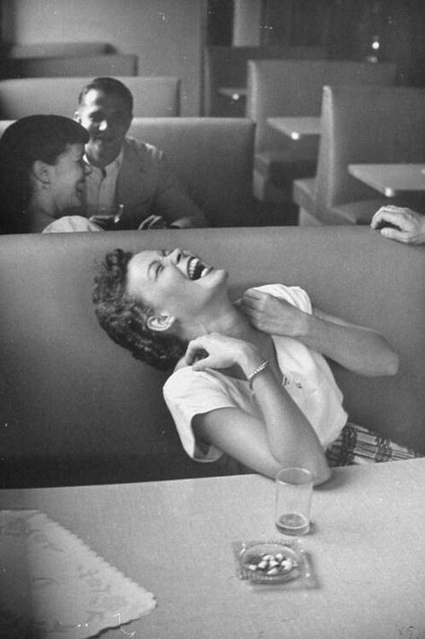 Joyful Woman, Women Laughing, Romy Schneider, Photo Vintage, Victor Hugo, Photography Techniques, White Photo, Happy People, Vintage Pictures