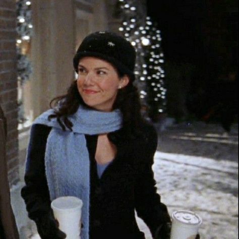 Lorelai Gilmore Snow, I Smell Snow Lorelai, Gilmore Girls Winter, Gilmore Girls Christmas, Lorelei Gilmore, Gilmore Girls Outfits, Gilmore Girl, Lauren Graham, Lorelai Gilmore