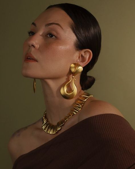 Julia Vaughn on Instagram: "*Screams in matte gold*   A few of my favorite vintage matte gold statement earrings included in Drop VI ❤️‍🔥 forever swooning over the oversized abstract girlies." Oversized Jewelry, Jewellery Editorial, Glam Shoot, Gold Statement Jewelry, Earrings Model, Jewelry Editorial, Oversized Earrings, Face Photography, Bold Jewelry