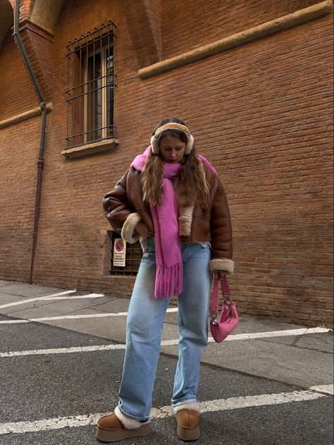 Brown jacket, winter jacket, winter outfit, winter accessories, winter scarf, pink scarf, pink bag, uggs, ugg outfit, winter outfit, cold season outfit, vintage jacket, earmuffs,ootd Trendy Jackets 2023, Pink And Brown Winter Outfit, Brown Jacket Winter Outfit, Brown Winter Jacket Outfit, Jacket With Scarf Outfit, Pink Earmuffs Outfit, Pink Bag Outfit Winter, Winter Outfit Colorful, Jacket And Scarf Outfit