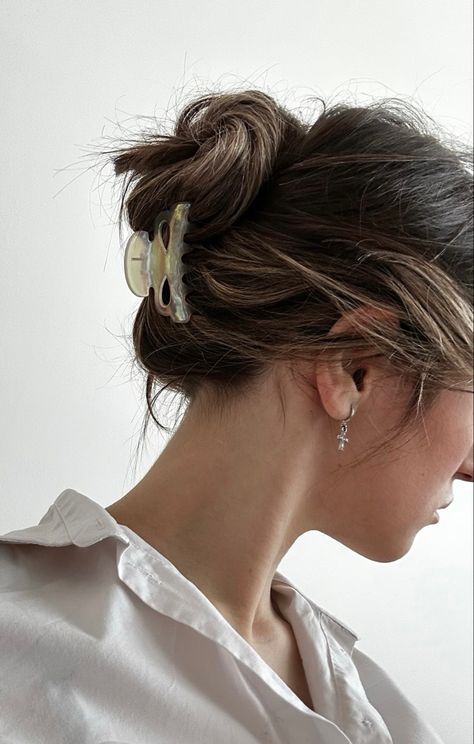 #bun #hairstyles #clawclip #messybun #cleangirl Messy Hair Clip, Hairstyles Clawclip, Messy Claw Clip, Claw Clip Bun, Hair And Outfit Ideas, Clip Bun, Straight Wavy Hair, Ballet Bun, Clip Hairstyles