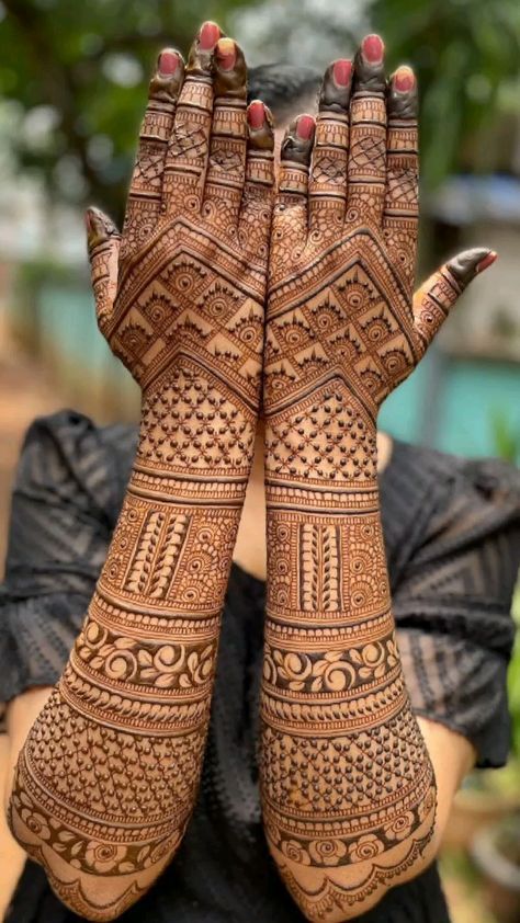 Latest Mehndi Designs Wedding, Mehndi Design Bridal, Mehandhi Designs, Bridal Mehndi Design, Back Hand Mehndi, Hand Mehndi Design, New Bridal Mehndi Designs, Mehndi Designs Bridal Hands, Full Hand Mehndi