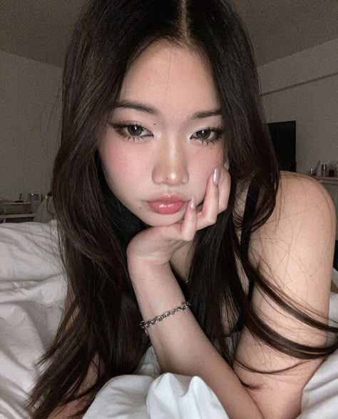 logi_lilly on instagram Sefile Ideas Instagram, Two Selfies Instagram Story, Cool Asian Girl Aesthetic, Photos Ideas Selfie, Selfie Ideas Story, Asian Girl Aesthetic Instagram, Asian Aesthetic Girl, Ig Poses Photo Ideas, Douyin Instagram