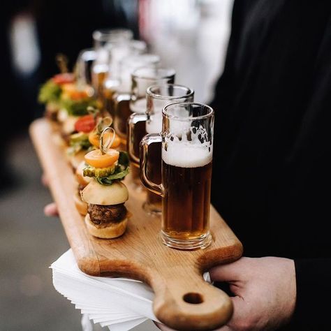 Signature Drink Ideas, Beer Food Pairings, Wedding Planning Checklist Timeline, Beer Burger, Ultimate Wedding Planning Checklist, Mini Burger, Fingerfood Party, Burger Sliders, Bistro Food