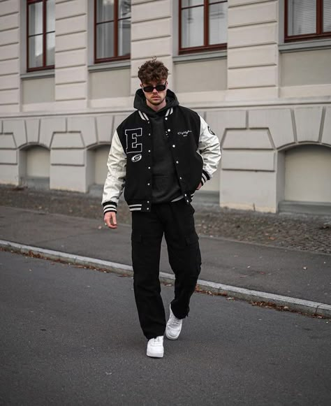 Varsity Outfit, Winter Outfits Men Streetwear, College Outfits Men, Boys Winter Clothes, Varsity Jacket Outfit, Outfits Men Streetwear, Style Outfits Men, Outfit Streetwear, Street Fashion Men