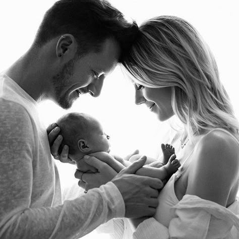 Vom Avea Un Copil, Newborn Family Pictures, Foto Newborn, Baby Fotografie, Newborn Family Photography, Baby Pictures Newborn, Newborn Family Photos, Newborn Photography Poses, Newborn Baby Photoshoot