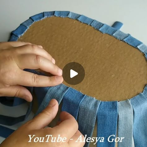 Recycling Sewing Projects, Denim Decor Ideas, Recycling Denim Jeans, Denim And Crochet Bag, Fabric Recycling Ideas, Basket Weaving Diy Tutorials, Old Denim Jeans Upcycle, Old Jeans Recycle Ideas, Jeans Reciclados Ideas