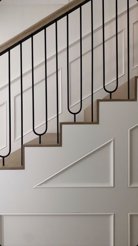 Modern Spanish Railing, Iron Railing For Stairs, Minimalist Railing Design, Sleek Stair Railings, Transitional Modern Staircase, Iron Bannister Railings, Internal Stairs Railing Design, Spanish Modern Staircase, Interior Metal Stair Railing