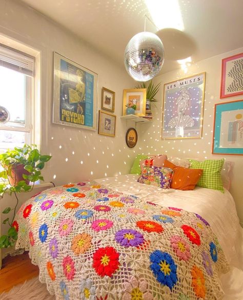 Maximalist Tiny Bedroom, Pink Accent Bedroom Ideas, Diy Colorful Room Decor, Fun Bedroom Lighting, Pink And Yellow Room Decor, Organized Maximalist Bedroom, Fun Dorm Decor, Cute Colorful Bedroom, Bright Colored Room