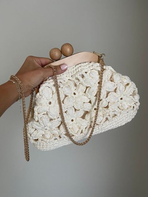 Crochet Raffia Bag, Beige Luxury Handbags, Mothers Day Gifts, Vintage Clutch Bag, Handmade #crochetbag #crochetbagideas #crochetclutch #crochetbeachbag #crochettotebag #crochethandbags #cutecrochetbags Rafia Yarn, Crochet Raffia Bag, Fancy Handbags, Diy Bags No Sew, Beige Luxury, Crochet Clutch Bags, Crochet Beach Bags, Crochet Purse Pattern Free, Fancy Hands