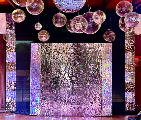 Glitter Glam Party Decorations, Disco Theme Backdrop Ideas, Disco Glam Party Decorations, Disco Glam Party, Glam Party Ideas, Selfie Backdrop, Neon Disco, Disco Theme Party, Studio 54 Party