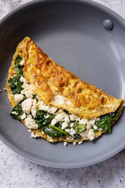 This Spinach and Feta Omelet is a super easy and delicious 10-minute breakfast. It has eggs, spinach, feta cheese, oregano, and garlic powder. Omelette Healthy, Feta Omelette, Spinach Omelette, Healthy Food Dishes, Makanan Diet, God Mat, Healthy Food Motivation, Healthy Lifestyle Food, Spinach And Feta