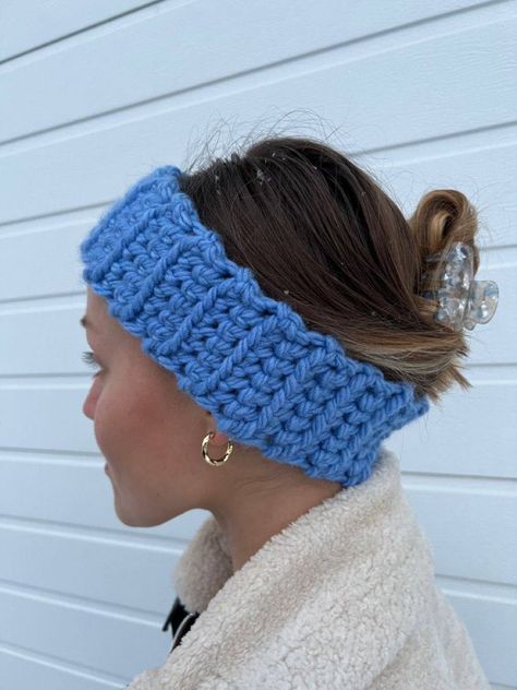 Crochet Headband Winter, Things To Knit, Crochet Trends, Mode Crochet, Crochet Headband Pattern, Knitted Headband, Crochet Business, Winter Headbands, Crochet Winter