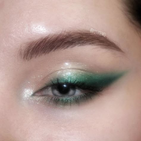 Christmas Eve Makeup, Eve Green, Green Eyeshadow Look, Make Up Kits, Štědrý Den, Eve Makeup, Make Up Designs, Christmas Makeup Look, Makeup Inspired