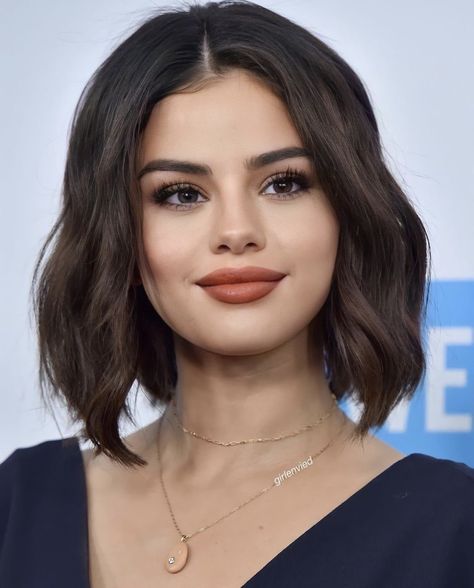 Brown Eyes, Selena Gomez Short Hair, Selena Gomez Makeup, Selena Gomez Hair, Selena Gomez Photoshoot, Selena Gomez Cute, Selena Gomez Style, Brunette Highlights, Short Hairstyle