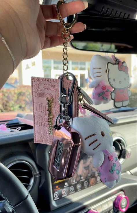 Hello kitty pink keychain jeep juicy couture Hello Kitty Cat Accessories, Hello Kitty Car Keys, Pink Car Keys Aesthetic, Pink Everything Girly, Hello Kitty License Plate, Pink Keychain Ideas, Hello Kitty Stuff Aesthetic, Aesthetic Car Keychain, Juicy Couture Keychain