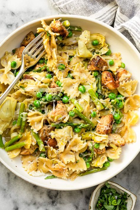 Chicken Pasta Primavera (One-Pot Dinner Idea) - Skinnytaste Chicken Pasta Primavera, Chicken Primavera Pasta, Pasta Primavera Recipe, Vegan Paleo Recipes, Spring Veggies, 30 Grams Of Protein, High Protein Dinner, Lean Chicken, Protein Dinner