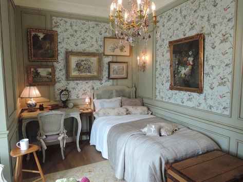 Coquette House, Casa Vintage, Dreamy Room, Dream Room Inspiration, Dream House Interior, House Room, Cozy Room, Room Inspiration Bedroom, Room Ideas Bedroom