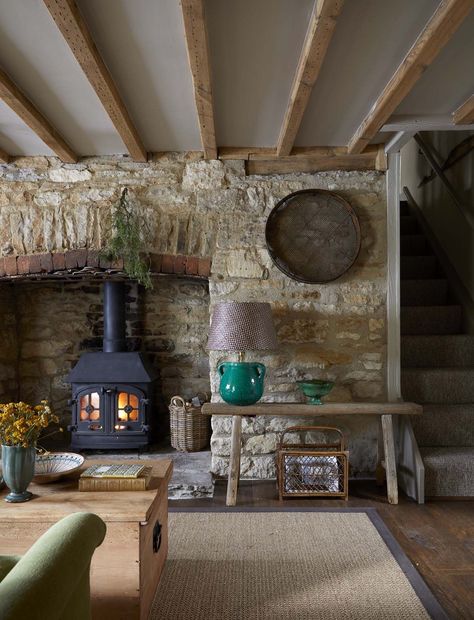 Stone Cottages Interior, Irish Cottage Interiors, Salons Cottage, Fireplace Styling, Simple Fireplace, Cottage Fireplace, Cotswolds Cottage, Irish Houses, Stone Cottages