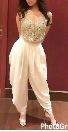 Traditional Indian Dress, Trendy Outfits Indian, Estilo Hippie, Indian Dresses Traditional, Traditional Indian Outfits, Trendy Dress Outfits, Indian Gowns, Indian Bridal Outfits, Designer Party Wear Dresses