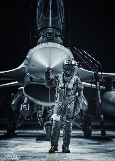 F16 Fighter Jet, Fighter Pilot Pfp, Air Force Pilot Wallpaper, F 16 Viper, Fighter Jets Aesthetic, Air Force Pilot Aesthetic, Fighter Pilot Aesthetic, Air Force Pilot Uniform, Air Force Aesthetic