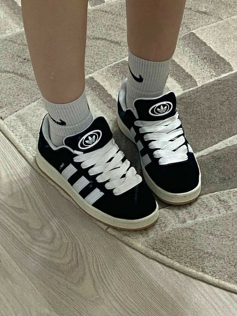 Pretty Sneakers, Back To School Shoes, Trendy Shoes Sneakers, Preppy Shoes, Pretty Shoes Sneakers, Shoes Outfit Fashion, Cute Nike Shoes, Cute Nikes, Girly Shoes