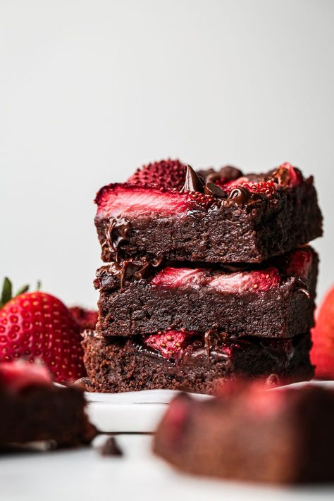 Chocolate and Strawberry Brownies - Wife Mama Foodie Chocolate And Strawberry, Strawberry Brownies, Cheesecake Brownie, Mint Brownies, Strawberry Mint, Oreo Brownies, Brownie Ingredients, Strawberry Slice, Fresh Raspberries