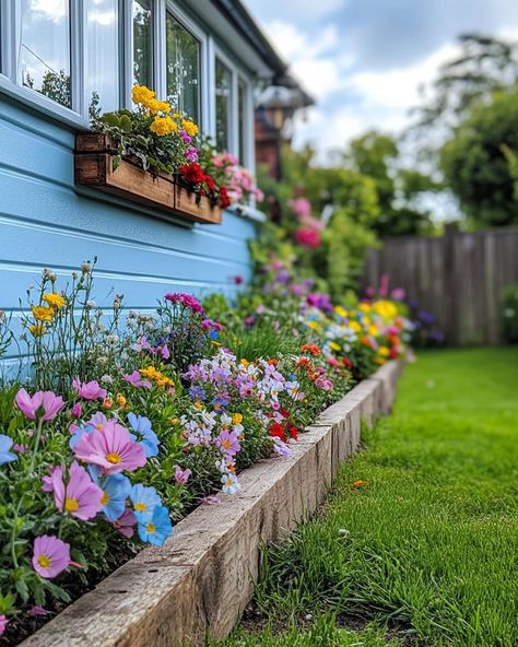 Garden With Flowers Ideas, Beautiful Small Backyards, Flower Bed Aesthetic, Garden Bed Front Yard, Flowers On Porch, Cute Backyards, Backyard Garden Aesthetic, Flower Beds In Front Of House, Flower Garden Fence