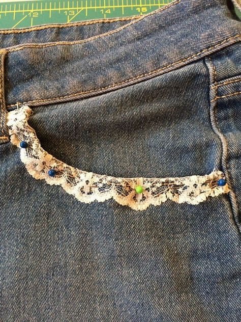 Things To Embroider On Jeans, Jeans Pockets Ideas, Diy Jean Pockets Design, Jean Customization, Jeans Sewing Ideas, Jeans Upcycle Ideas, Customise Jeans, Jean Pocket Embroidery, Clothes Customisation