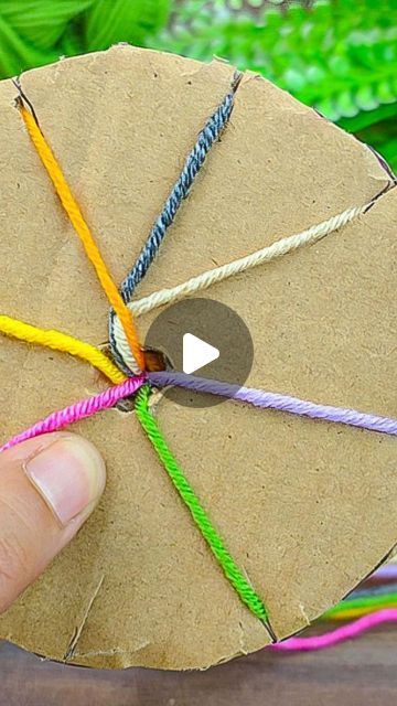 Yarn And Cardboard Craft, Crafts With Leftover Yarn, Yarn Cardboard Craft, Crafts In Paper, Yarn Bookmarks Diy Easy, Cardboard And Yarn Crafts, Cardboard Yarn Crafts, Yarn Kids Crafts, Cardboard Crafts Ideas