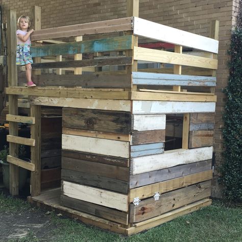 Reclaimed wood playhouse/fort Pallet Fort, Outdoor Forts, Fort Ideas, Outside Playhouse, Backyard Fort, Wood Playhouse, Pallet Playhouse, Play Fort, Kids Forts