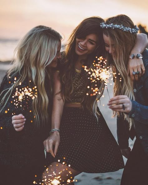 50 Fun and Creative Best Friend Picture Ideas You Should Try Best Friend Fotos, Friend Photo Shoot, Bff Photo, Friends Photoshoot, Bff Photography, Friendship Photography, Photos Bff, Friendship Photos, Bff Pics