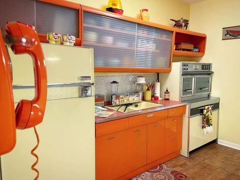 70s House Decor, 60s Interior, Retro Dining Rooms, Guest Quarters, Nice Room, 70s Interior, Retro Interior Design, Vintage Appliances, Kitschy Kitchen