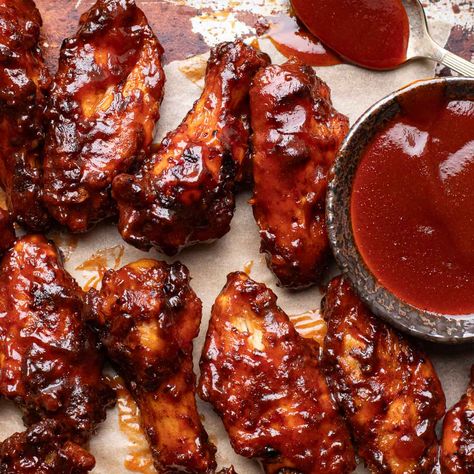 The Best Sticky BBQ Chicken Wings Recipe (Homemade) Ginger Soy Chicken Wings, Root Beer Chicken Wings, Homemade Grill, Barbeque Sauce Recipe, Bbq Wings Recipe, Bbq Chicken Wings Recipe, Wing Sauce Recipes, Honey Bbq Chicken, Bbq Chicken Wings