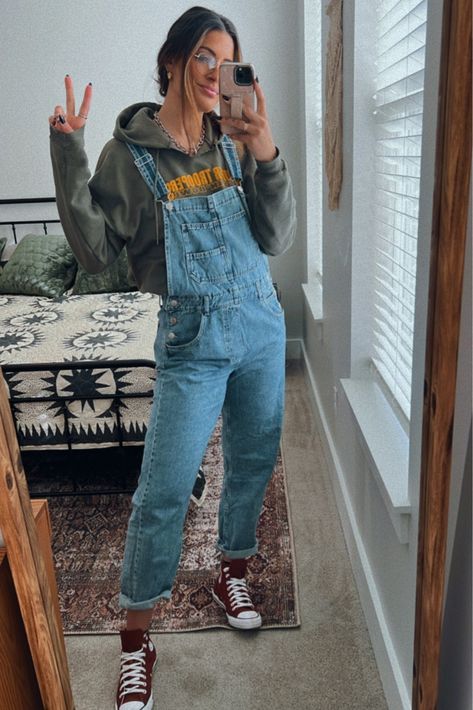 Overall Ideas Outfits, Overall Women Outfits, Blue Jean Overalls Outfits Winter, Overall Outfit Inspiration, Fall Denim Overall Outfits, Light Overalls Outfit, Denim Overall Outfit Ideas, Free People Ziggy Overalls, Outfits With Jean Overalls